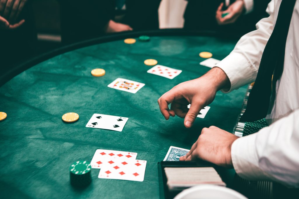 blackjack dealer ger ut kort