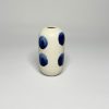 petit vase en céramique blanc à pois bleu