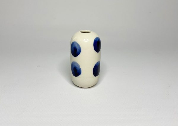 petit vase en céramique blanc à pois bleu