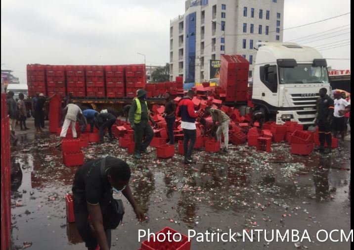 Rond-point huileries: Une cargaison d’une remorque de Coca-cola se déverse sur la chaussée Rond-point huileries: Une cargaison d’une remorque de Coca-cola se déverse sur la chaussée