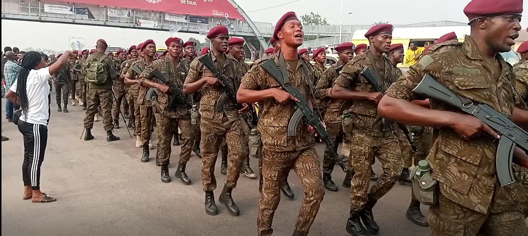 Vidéo. Sur Bld Lumumba des milliers de soldats congolais prêts à en découdre avec le dictateur Kagamé