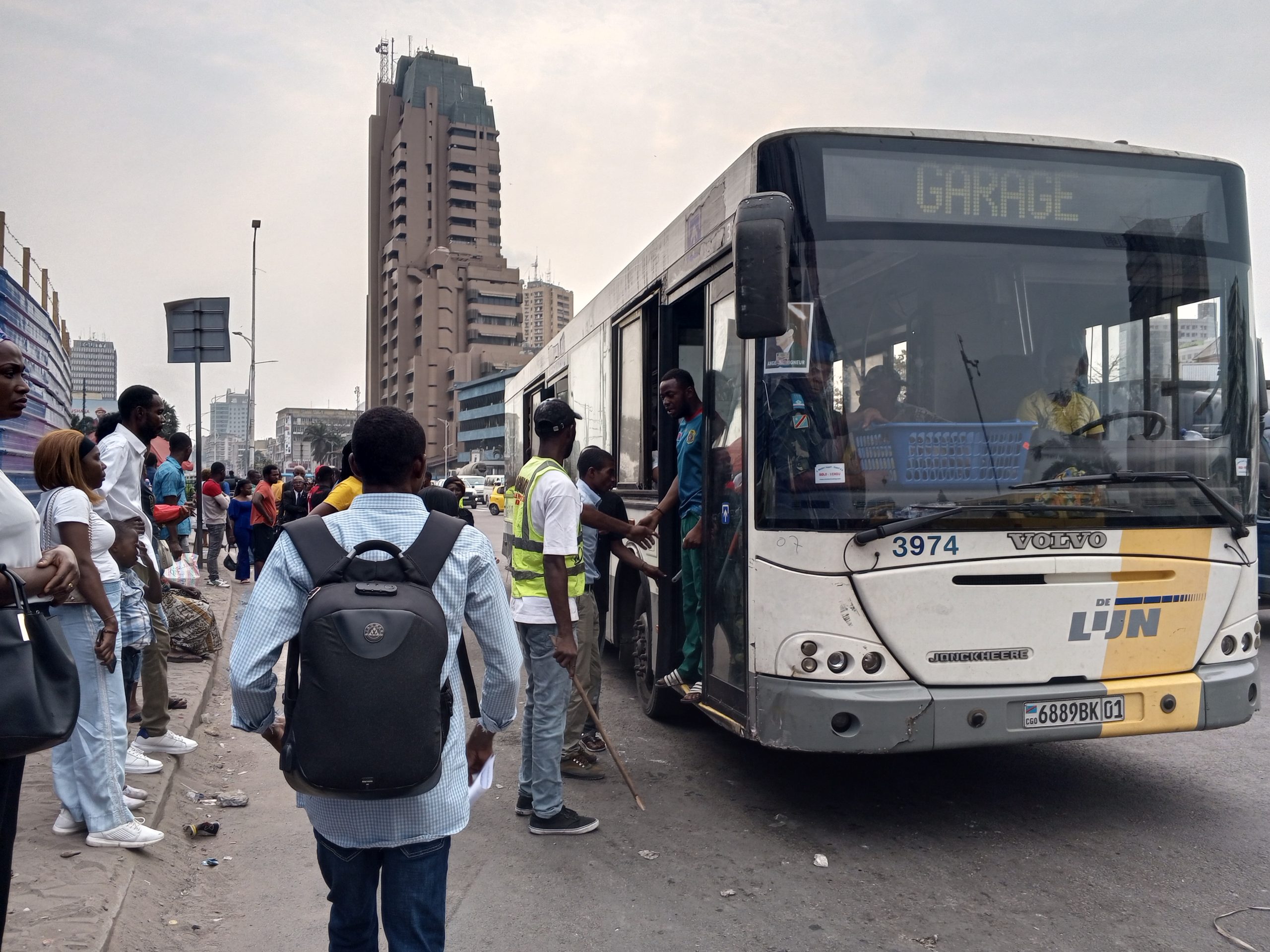 Vidéo. Un bus De Lijn (flamande) fait la navette SOZACOM-MATETE à Kinshasa