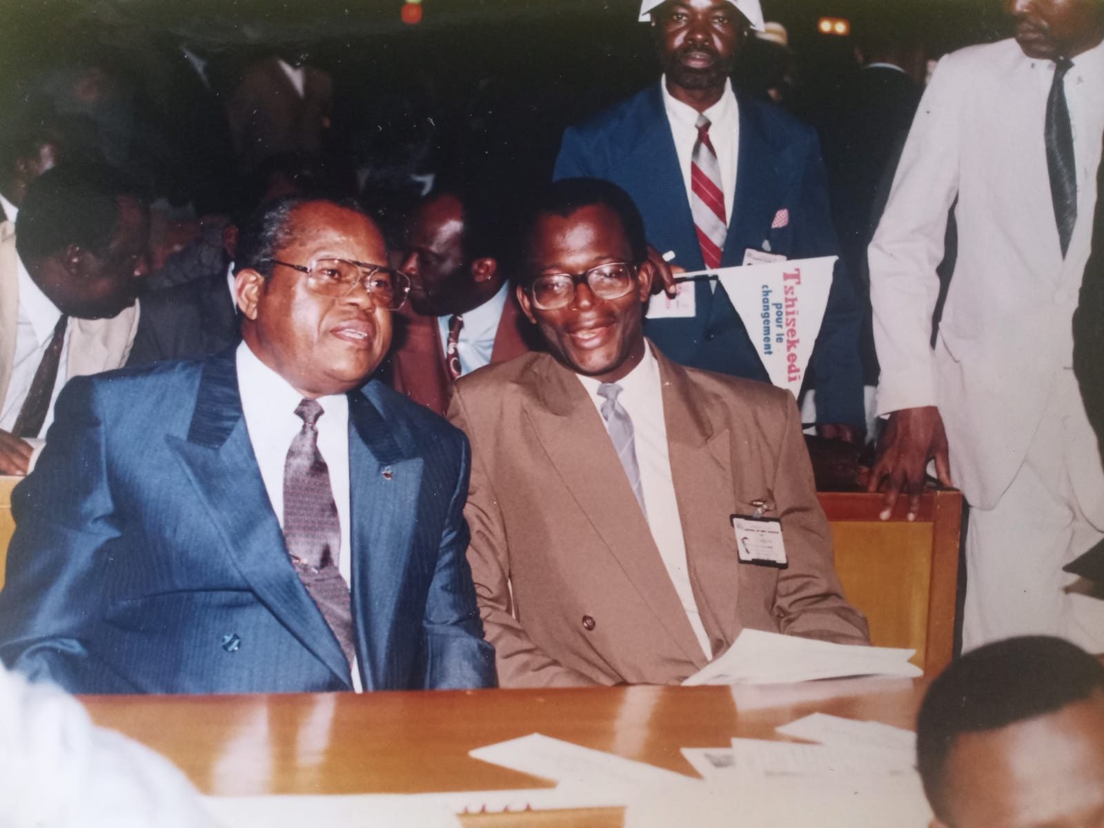 Acteur et témoin de l’Histoire. 15 août 1992, Cheik FITA échangeant avec Etienne Tshisekedi