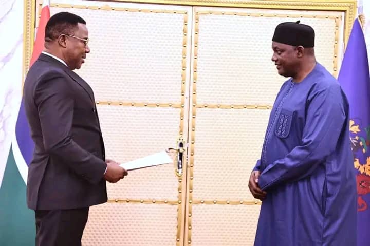 Diplomatie. Christophe Muzungu présente ses lettres de créances au Président gambien, Adama Barrow.