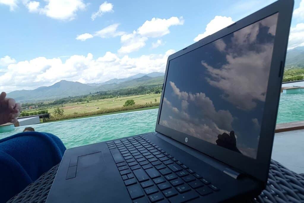 Laptop på ett bord nära havet