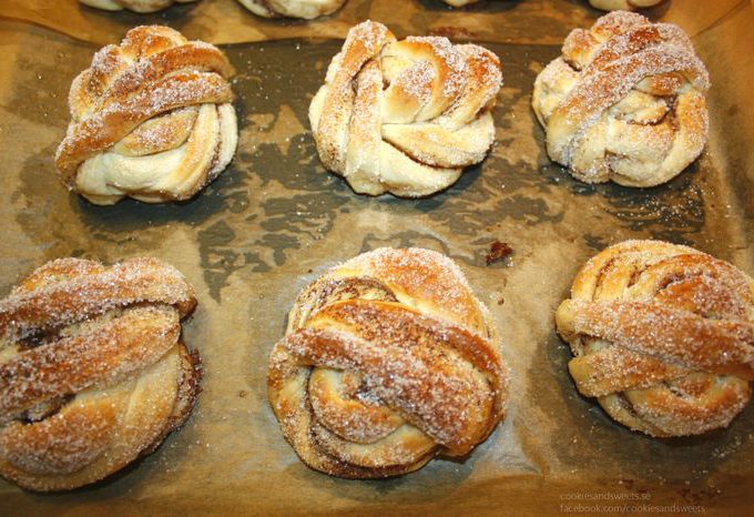 SMÖRIGA KANELBULLAR