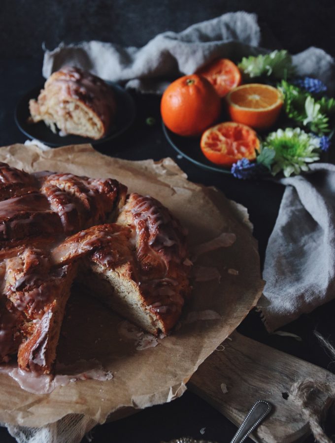 flätad brioche med mandelmassa och blodapelsin