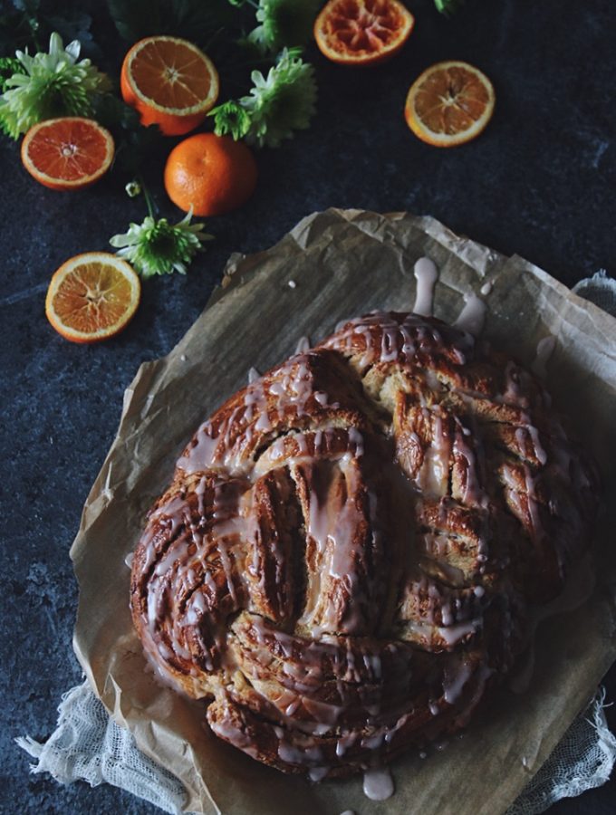 FLÄTAD BRIOCHE MED MANDELMASSA OCH BLODAPELSIN