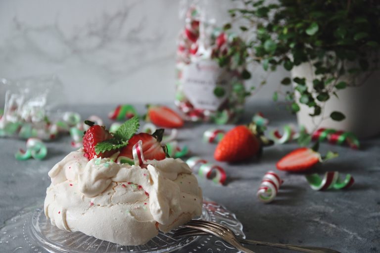 mini Pavlova maränger med jordgubbar och grädde