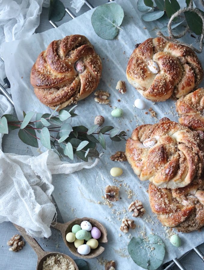 saftiga bullar med valnötsfyllning