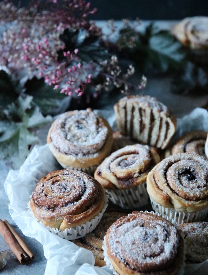 saftiga kanelbullar med krämig fyllning