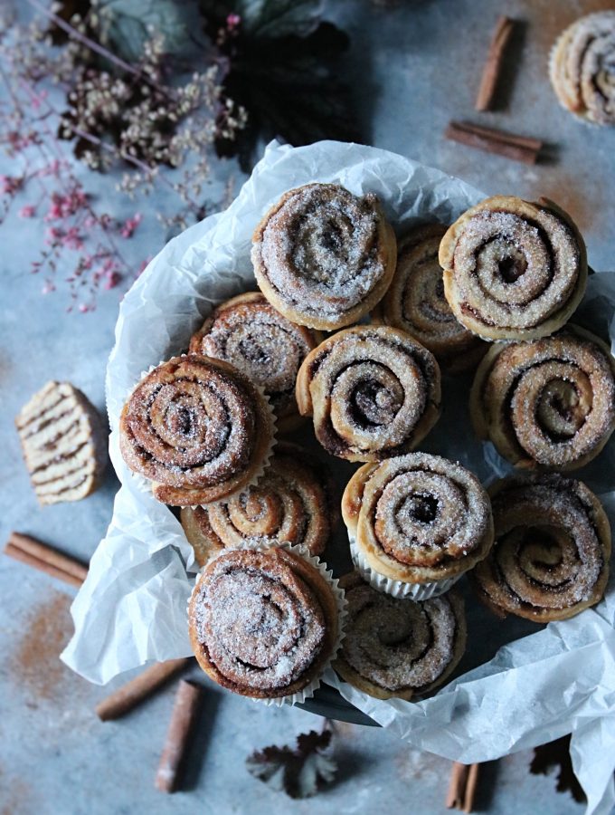 saftiga kanelbullar med krämig fyllning