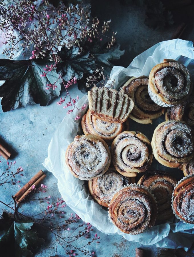 saftiga kanelbullar med krämig fyllning