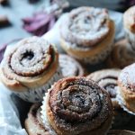 saftiga kanelbullar med krämig fyllning