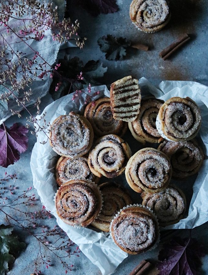 saftiga kanelbullar med krämig fyllning