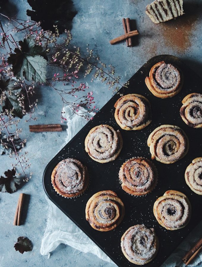 saftiga kanelbullar med krämig fyllning