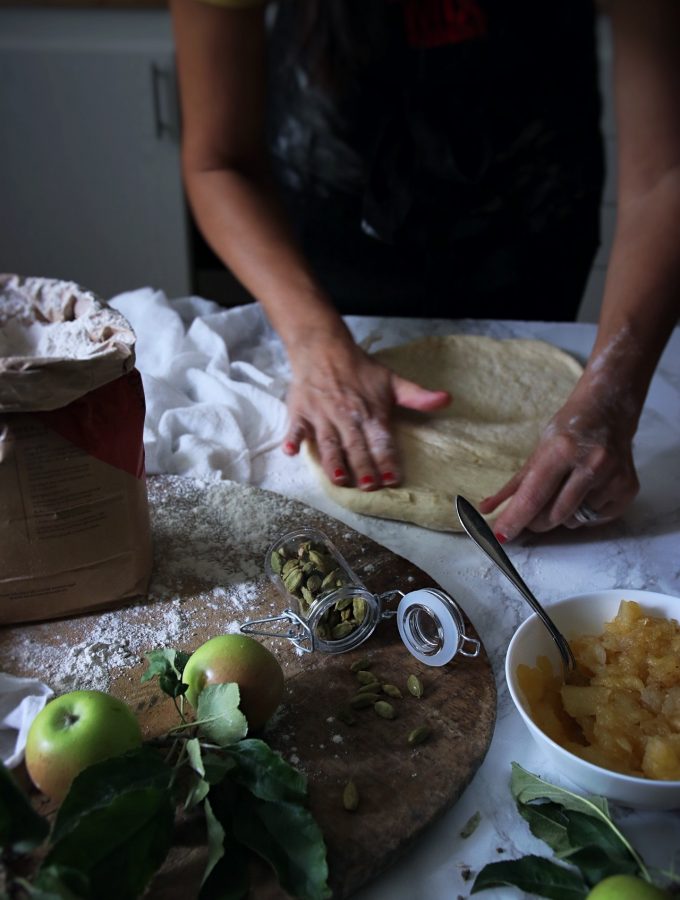 saftiga kardemummabullar med äppelfyllning