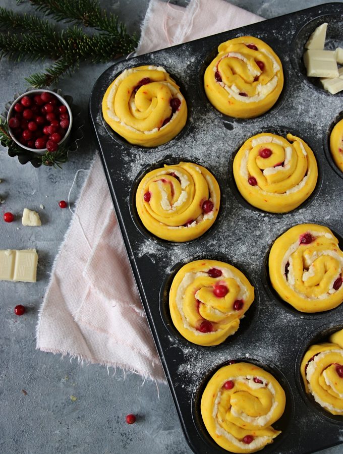 saffransbullar med vitchoklad och lingon