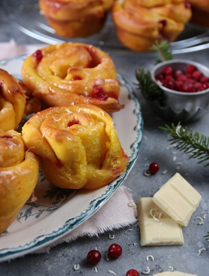 saffransbullar med vitchoklad och lingon