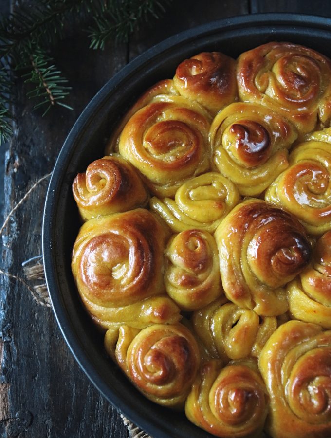 saffransbullar med vitchoklad