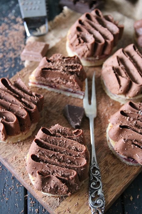 vaniljkaka med sylt och chokladkräm