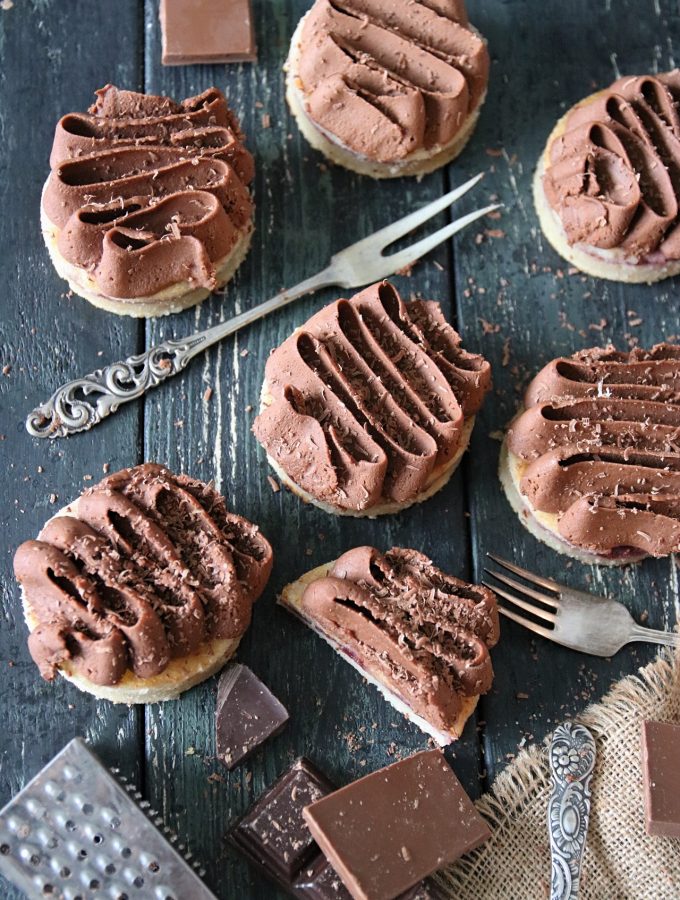 vaniljkaka med sylt och chokladkräm