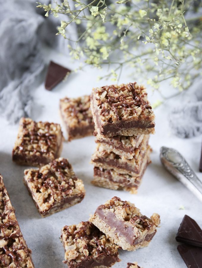 no-bake havregrynsrutor med jordnötssmör och choklad