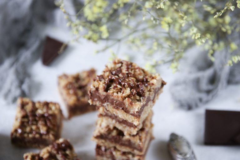 no-bake havregrynsrutor med jordnötssmör och choklad