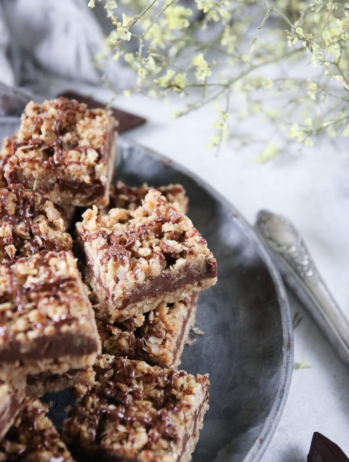 no-bake havregrynsrutor med jordnötssmör och choklad