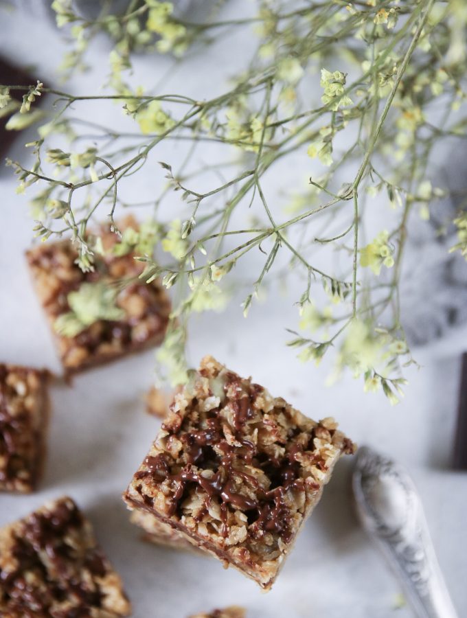 no-bake havregrynsrutor med jordnötssmör och choklad