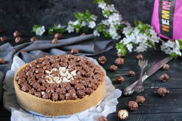 no-bake jordnötspaj med karamell och chokladpopcorn