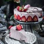 no-bake jordgubb och vit chokladcheesecake