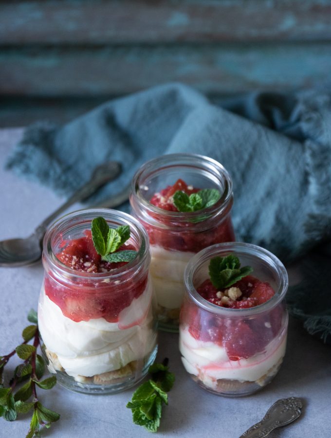 CHEESECAKE I GLAS MED RABARBERKOMPOTT