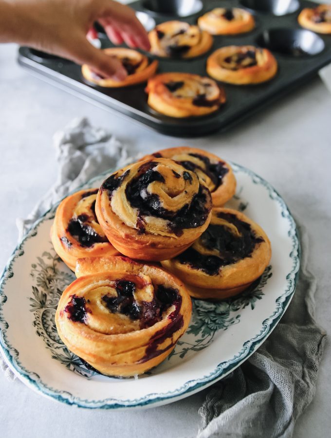 knådfria saffransbullar med blåbär