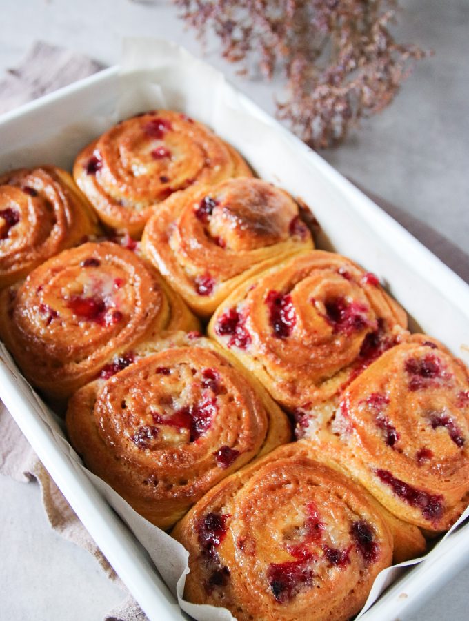 saffransbullar med vit choklad och lingon