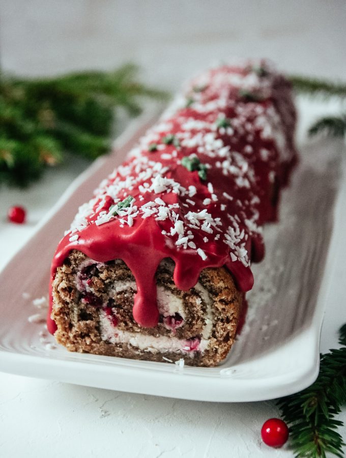 pepparkaksrulltårta med lingon och choklad