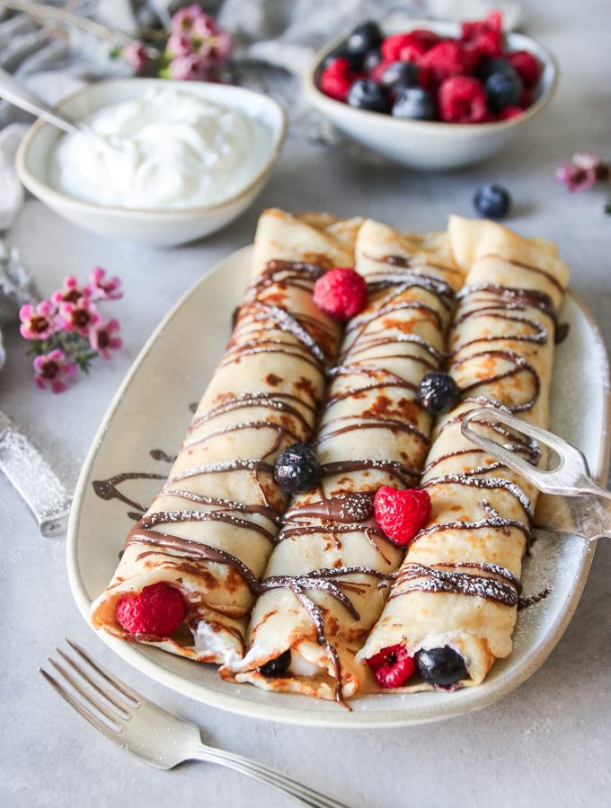 fyllda pannkakor med grädde och bär