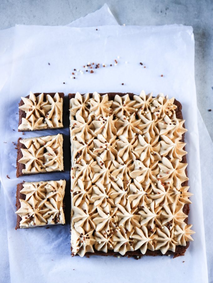 mjuk chokladkaka med jordnötssmörkräm