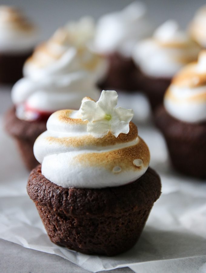 chokladgrottor med körsbärssås och maräng