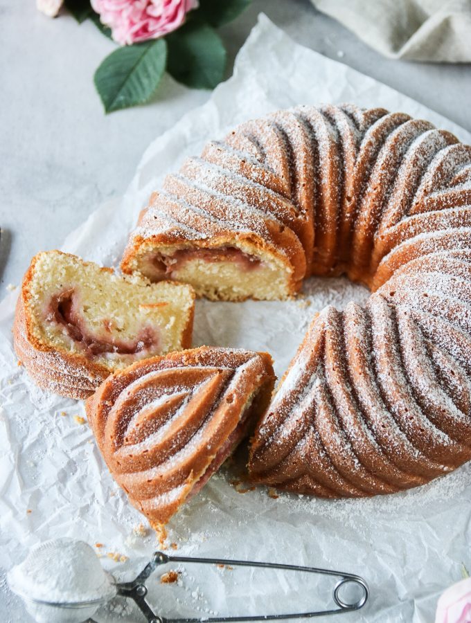 sockerkaka med kardemumma och rabarberkompott