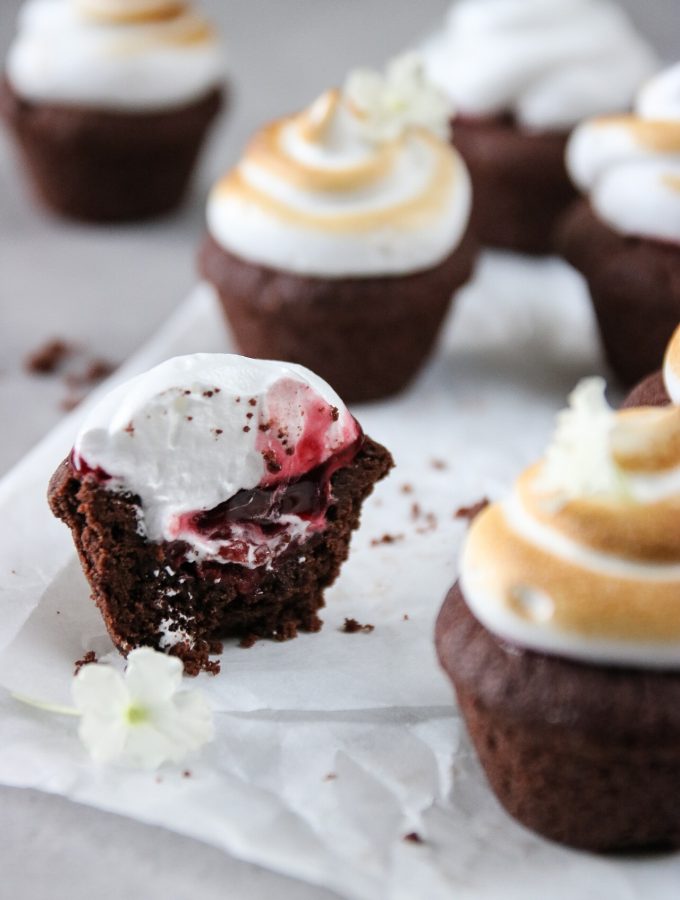 chokladgrottor med körsbärssås och maräng