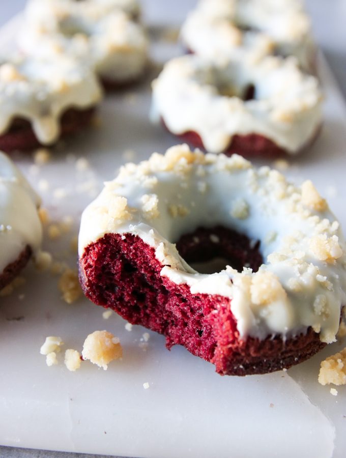 ugnsbakade red velvet munkar med vit choklad och smul