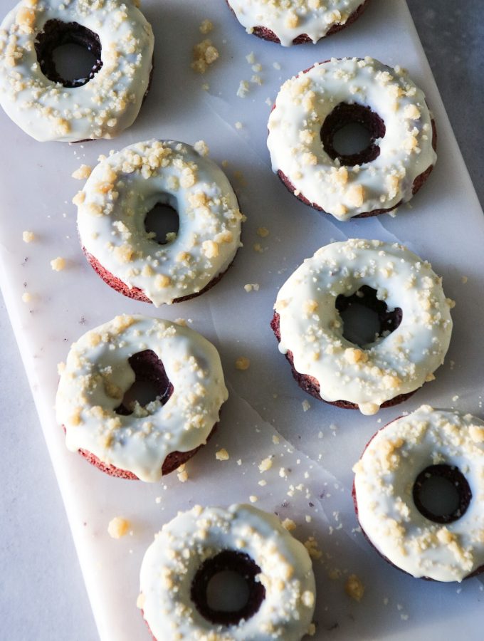 ugnsbakade red velvet munkar med vit choklad och smul