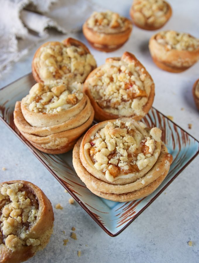 kanelbullar med äppelpajfyllning