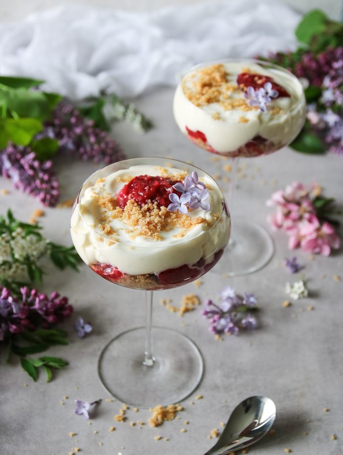 dessert med rabarber och hallonkompott