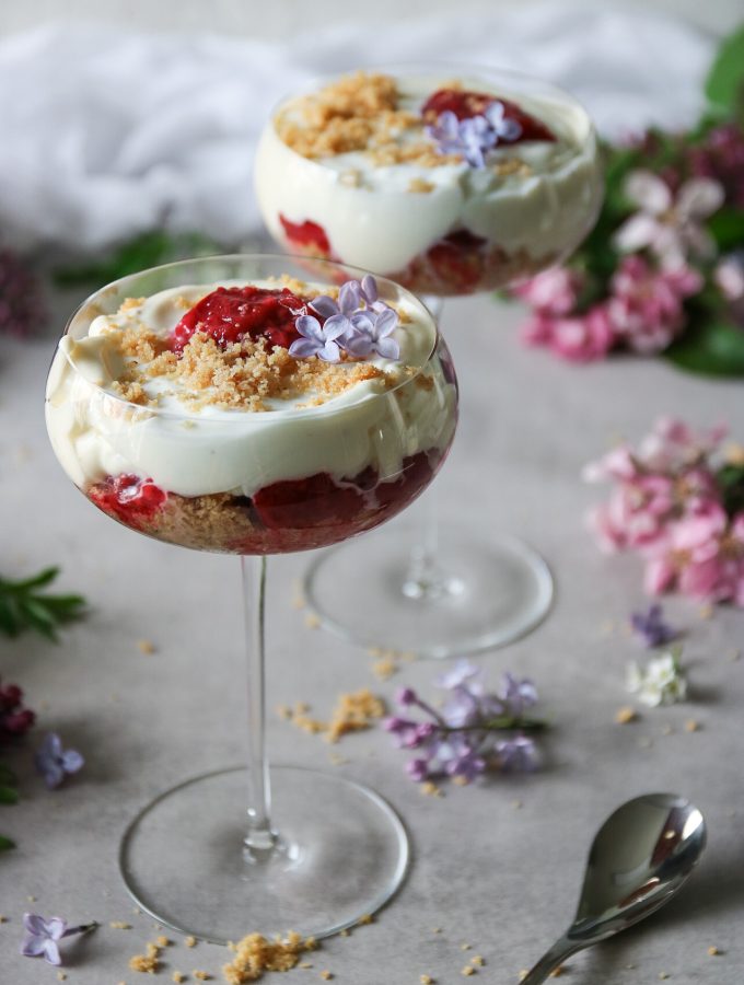 DESSERT MED RABARBER OCH HALLONKOMPOTT