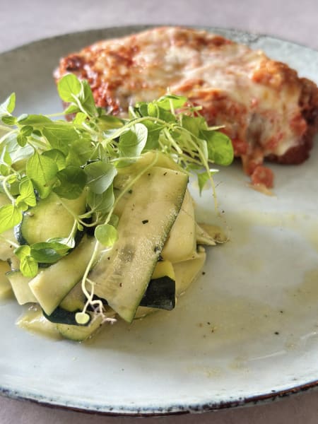 pollo ala parmigiana med zucchinisallad
