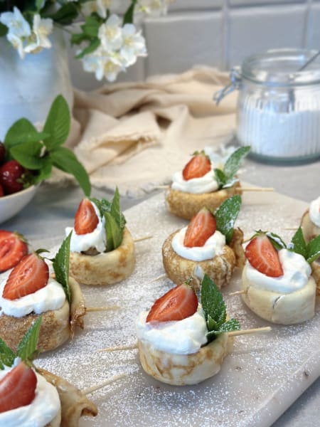 Pannkaksrullar med mascarpone jordgubbar och grädde
