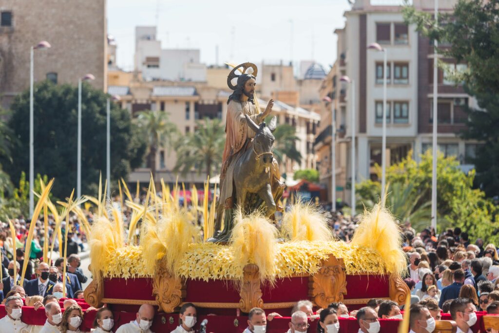 La Semana Santa vuelve a Elche tras dos años con una multitudinaria  procesión de Domingo de Ramos – COPE Elche – 100.8 FM