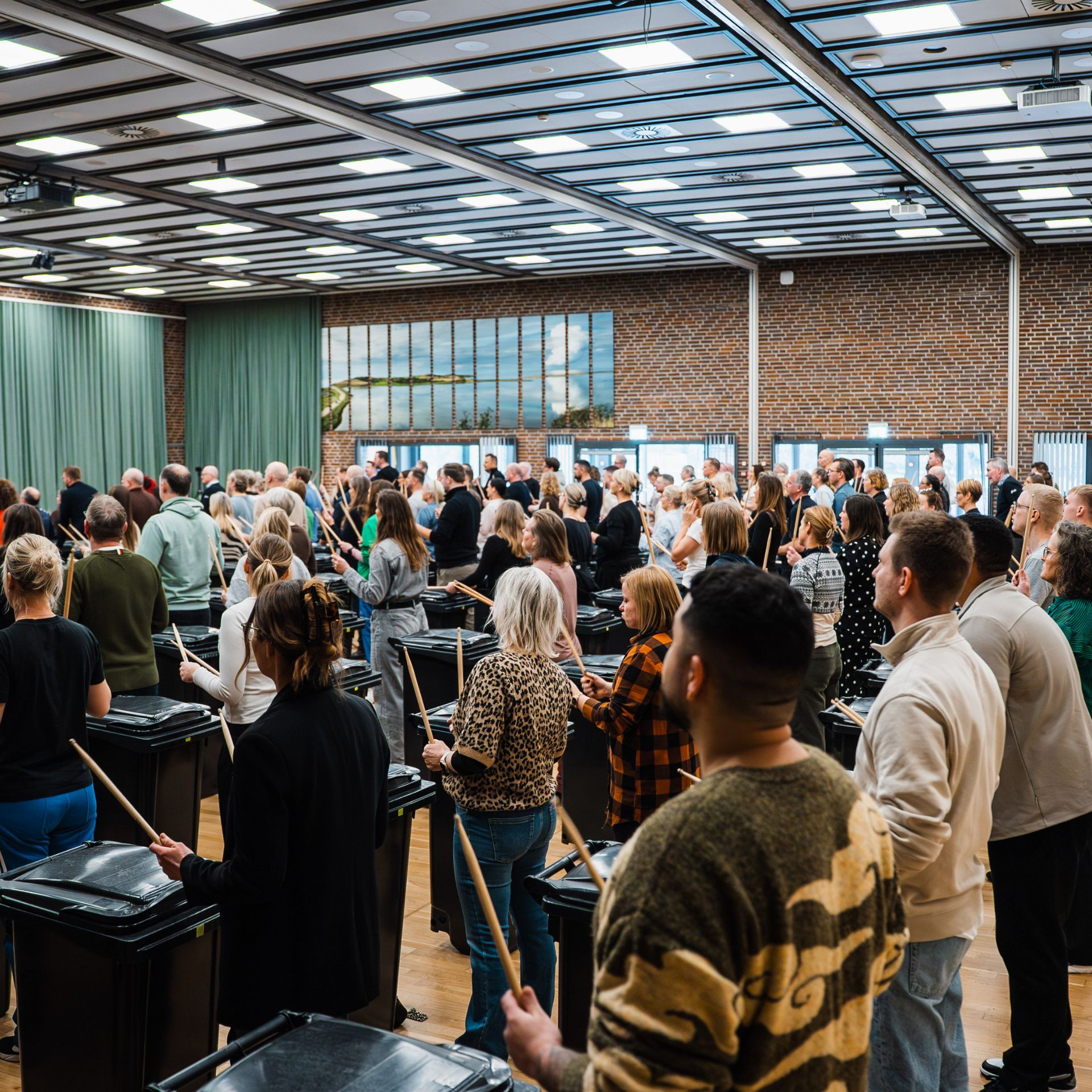 Copenhagen Drummers is organising a team-building event with a company where the participants play with drumsticks on rubbish bins.